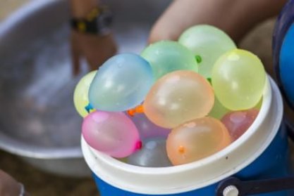 02_waterballoons_Fun-Water-Games-to-Play-When-Its-Scorching-Hot-Outside_610894775_Krieng-Meemano-380x254